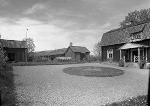 typ med sexdelad planlösning, dvs. en planlösning av samma typ som på herrgårdarna. Generellt sett började de byggas redan på 1720-talet³⁰, men i Lagunda uppfördes de mer allmänt från 1750-talet.
