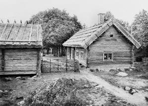 Fig 7:7. Parstuga i Kveks by, Fröslunda socken, förmodligen från början av 1800-talet. Delvis rekonstruerad i samband med att gården blev friluftsmuseum på 1930-talet.