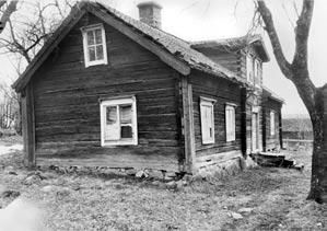 Fig. 7:9. Parstuga i Viggeby by, Biskopskulla socken, av den modell om blev vanligare under 1800-talet.