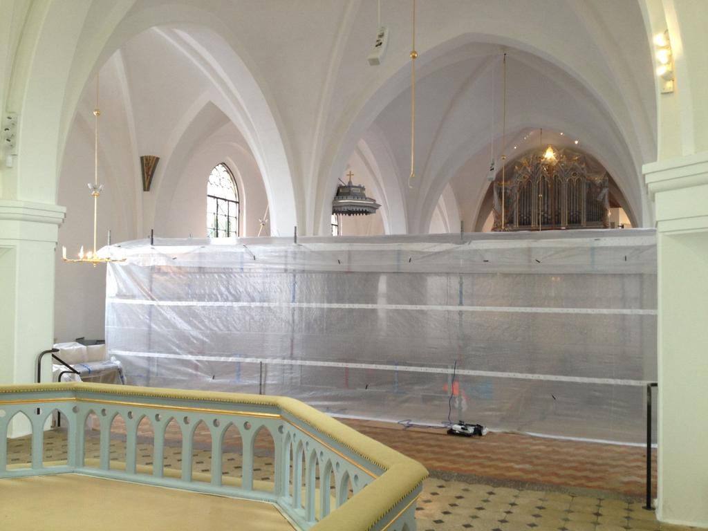 Konklusion Slutsatsen är att det förekommer fuktskadade samt impregnerade byggnadsdelar under bänkrader vilket stör kyrkorummets innemiljö.