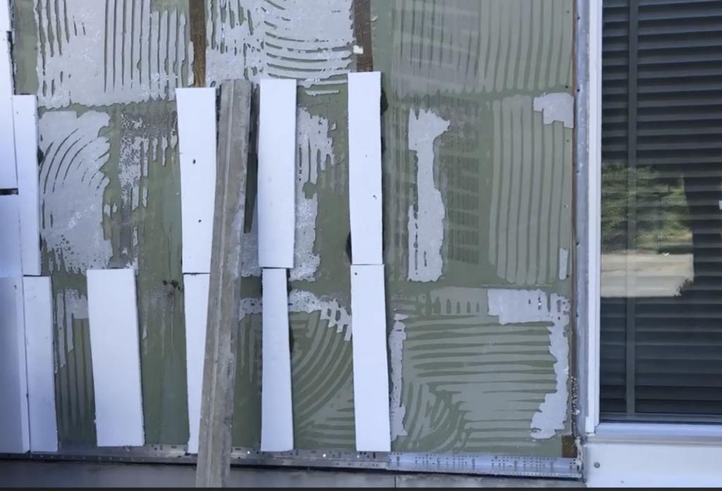 Luftat putsad fasad Luftspaltsbildande remsor av