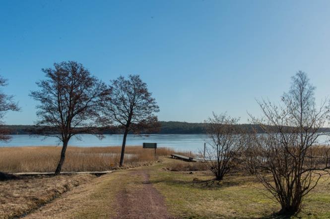BOSTADSBOLAGET Bostadshuset är uppfört 1989 och består av totalt 15 lägenheter. Huset är uppfört i betong och trä med platta på mark. Träpanelfasad och sadeltak i tegel.