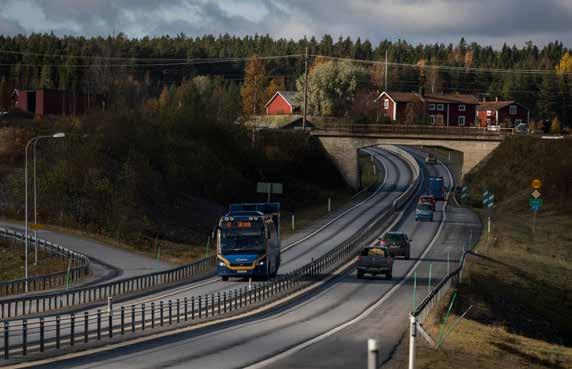 Goda kommunikationer Buss och bilar på väg E12, Brännland (foto: Fredrik Larsson) Ett långsiktigt hållbart resande I landsbygder är bilen både mer eller mindre en förutsättning och en stor utmaning
