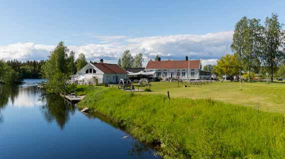 Skeppsvik Herrgård, Sävar centrum (foto: Fredrik Larsson), folk på väg till Visfestivalen, Holmön (foto: Kalle Prorok) Sävar-Holmön Sävar-Holmön karaktäriseras av varierade kustmiljöer, dess skärgård