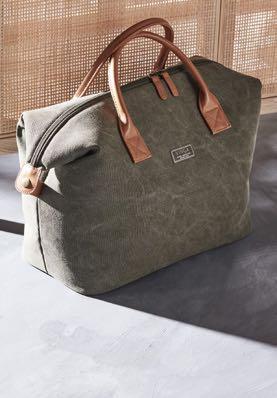 Duffel kylväska Artnr. 5486 Marinblå, 5487 Brun, 5488 Grön, 5489 Svart 319:- ex.