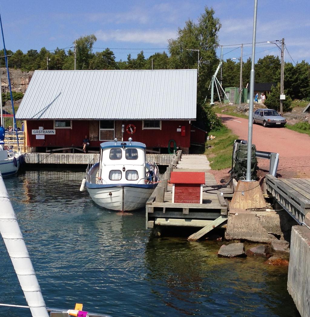SXK lovade att studera tömningsanläggningar i Finland och återkomma efter sommaren. Ammi På Åland finns flera tömningsanordningar både på flottar ute i vattnet och inne i ham- narna.