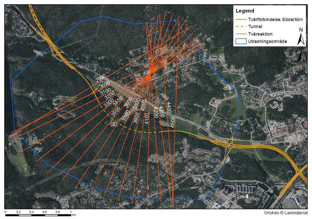Figur 15. Utredningsområdet kring tunneln i blått och tvärsektionernas läge ovanifrån i rött. Tvärsektionerna är orienterade ortogonalt mot tunneln och med 100 meters intervall. Figur 16.