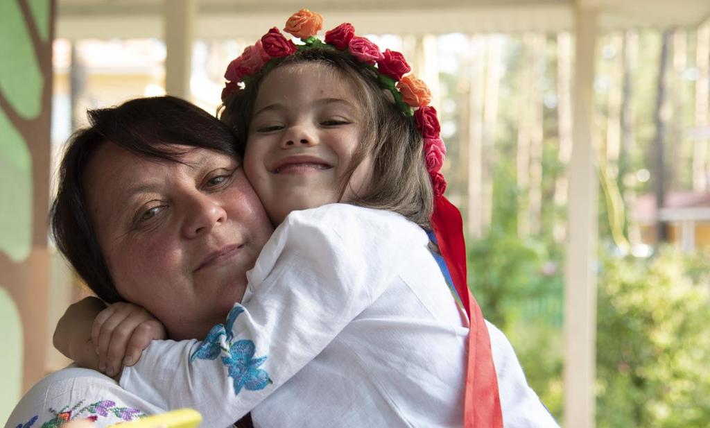 Valentyna är barnbymamma till nio barn i Ukraina. Foto: SOS Arkiv Valentyna viger sitt liv till barnen Valentyna har varit barnbymamma i elva års tid, och i dagsläget bor nio barn hos henne i barnbyn.