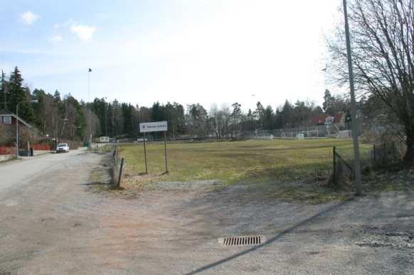 En yta föreslås för en mindre lekplats och plats för förrådsbyggnad samt avbytarbås anges också i planen.