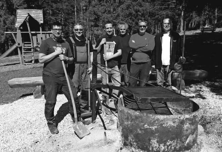 Arbeitseinsatz auf dem Spiel- und Grillplatz Plettenberg Wegewart Jürgen Mocker hatte zum Arbeitseinsatz aufgerufen und die Helfer trafen sich am vergangenen Samstag um 8.