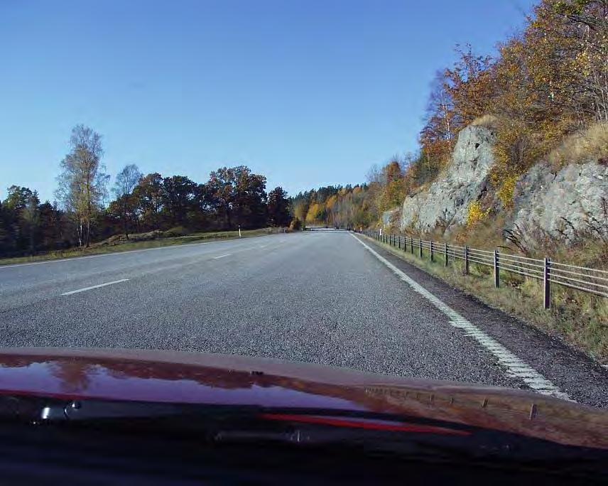 Rv 51, Finspång Norrköping Bilaga D Sid 11 (12) Figur 20 Heldragen profilerad 30 cm kantlinje och intermittent plan 10 cm mittlinje i dagsljus.