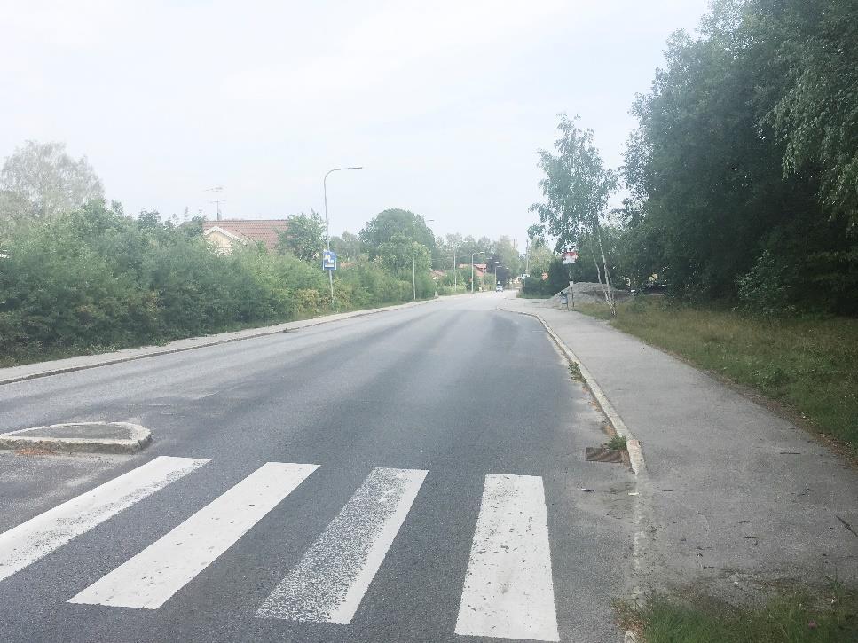 Sida 27 (35) Övre bild: Stortorpsvägen österut vid