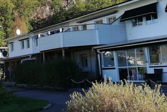 11 - Beslut om lovföreläggande samt byggsanktionsavgift för balkong Dnr 2017/0438 Beslut Med stöd av 11 kap. 5 plan- och bygglagen (2010:900) avslutas ärendet utan ytterligare åtgärder.