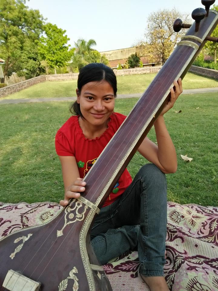 Libi är nu en självständig vuxen Nittonåriga Libi är dövstum och bor i barnbyn Khajuri Kalan.