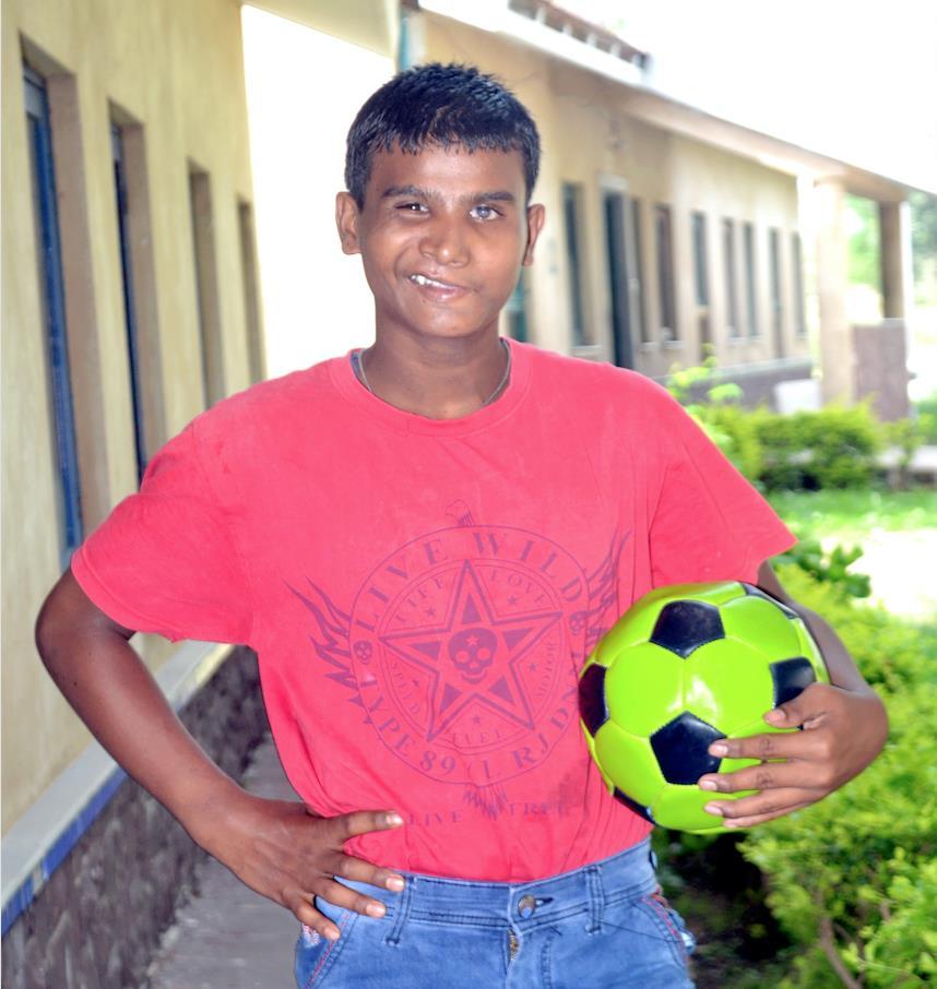Balram lever ett aktivt liv Balram bor i ungdomsboendet i barnbyn. Han är full av energi och tycker om att dansa, sjunga och spela fotboll.