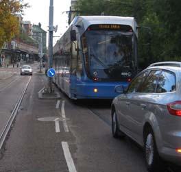 Om spårvägen inte uppfyller alla krav för att kallas spårväg på särskild bana, men till stor del är separerad, kan den betraktas som spårväg på avskilt område.