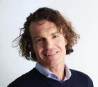 engagemang i ett stort antal bolag, främst i fastighetsbranschen. Rutger Arnhult har även arbetat som finansanalytiker och är idag vd i Klövern (publ).