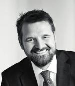 Handelshögskolan i Stockholm. Tidigare erfarenhet som projektchef och projektingenjör på Skanska samt utförande av kalkyltjänster och projektledningsuppdrag på Ramboll.