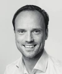 Tidigare anställningar på bland annat Procter & Gamble och Johnson & Johnson. Pågående uppdrag: Bolagsman i JAL Handelsbolag.