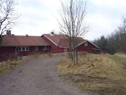 Marken närmast själva Kinnekullegården är tomtmark med gräs- respektive plattlagda ytor medan angränsande ytor naturmark med promenadstigar och tät blandskog.
