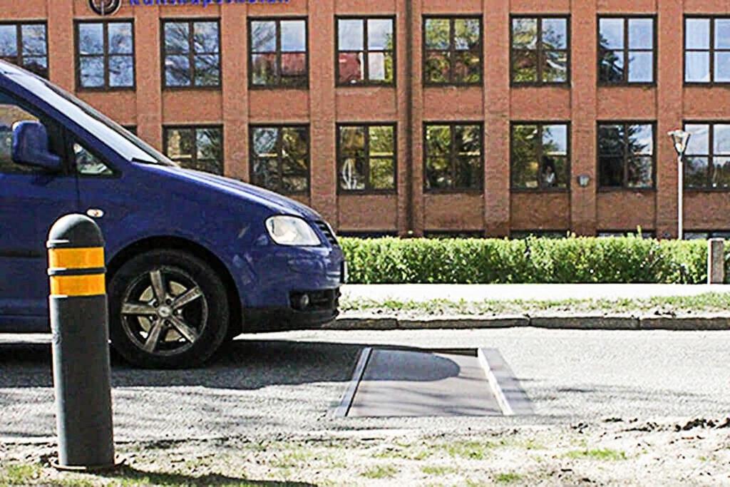 uttryckningsfordon fortfarande kan passera i hög hastighet. Nackdel är en hög installationskostnad och en eventuellt hög driftkostnad att hålla hindren i funktion under alla årstider.