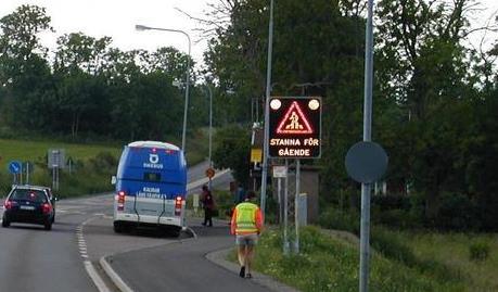 för de som kör för fort. Någon genomgripande effekt uppnås rimligtvis inte heller då en stor andel bilister i regel ökar hastigheten kort efter att ha passerat dessa digitala skyltar.