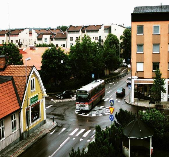 Parkering, blomlådor eller annan möblering brukar också användas på vägbanan i samma syfte.