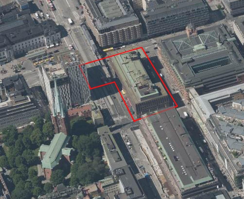 Sida 4 (12) Flygbild med planområdet markerat med röd linje. Klarabergsgatan syns i bildens mitt från under kant till övre kant och precis norr om planområdet, från vänster till höger, går Vasagatan.