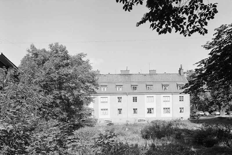 GRÅBO ÅR 1967. PÅ FOTOT SYNS DE URSPRUNGLIGA SPRÖJSADE FÖNSTREN. FOTO: LENNART AF PETERSENS. SSMF091804S. Fastigheten är bebyggd med en arbetarbostad för personalen vid Långholmens fängelse.