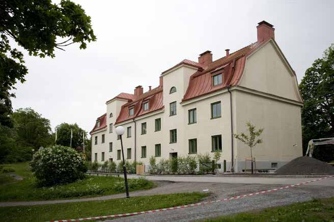 FASADEN MED VY FRÅN NORDVÄST. HÄR SYNS HUSETS TRAPPLOPPSUPPBYGGNADER SAMT DE SVÄNGDA GAVELPARTIERNA. FOTO: J. MALMBERG. putsade fasader, spröjsade fönster och brutet tak med svängda gavelkrön.