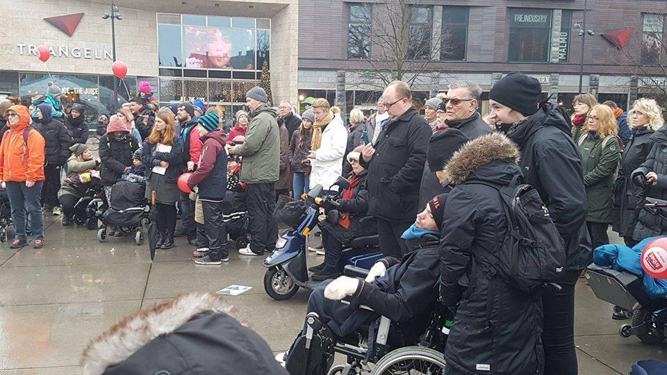 11(15) Den 2 december arrangerades, tillsammans med RBU Skåne, IFA, FUB, A-Bas samt kooperativet SMIL i Malmö, en fackeltågsvandring från Stortorget till St.