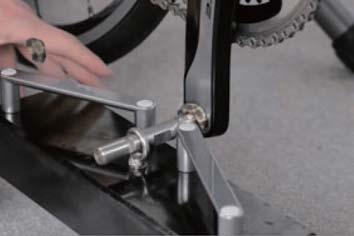 3 Hang the calibration weight onto the outer groove of the calibration pedal bolt.