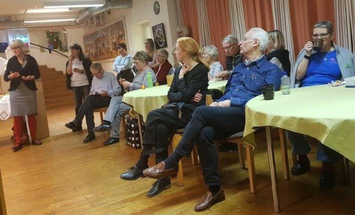 kommunicera genom att visa makt, civilstånd, social status med mera.