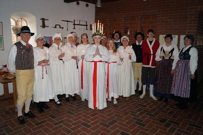 Juldanser på Ängavallen Rolf-Axel på Ängavallen hade kommit på den utmärkta idén att man kunde ha juldanser i samband med julbordet och undrade om Malmö Folkdansare kunde genomföra det.