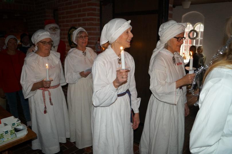 I vanlig ordning fick vi vänta på att barnens safari hade avslutats innan vi kunde genomföra vårt luciatåg med Ebba som ståtlig Lucia genom de olika matsalarna.