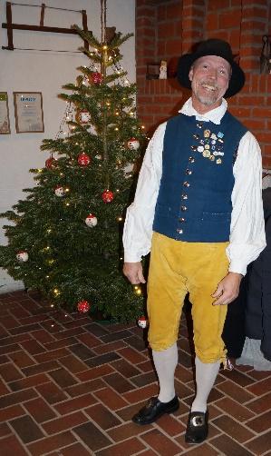 Eftersom det var julbord så var urvalet sill, lax, efterrätter, kakor och julgodis. Lagom mätta var uppgiften att på ytor som var cirka 2*2 m dansa Små grodorna, mm.