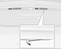 Bilvård 167 Högt mittmonterat bromsljus Registreringsskyltsbelysning Kupébelysning 1. Ta bort den genom att bända på motsatt sida mot strömbrytaren med en skruvmejsel med platt blad. 2.