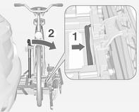 62 Förvaring 6. Sätt också fast båda cykelhjulen på den tredje cykeln mot hjulhållarna med spännbanden.