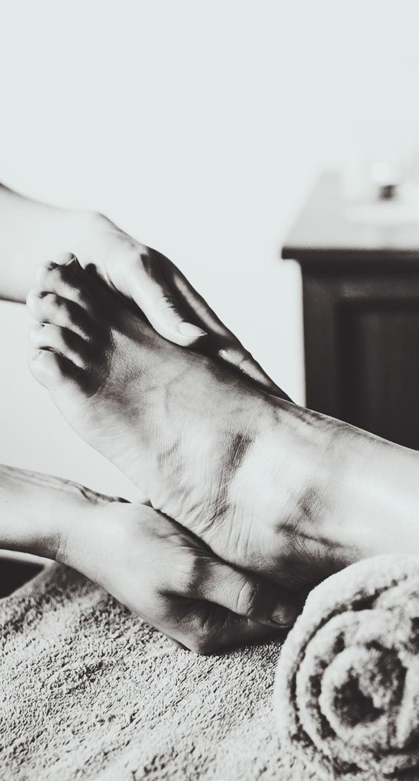 FÖR DINA FÖTTER SPA-PEDIKYR Fotbad, peeling, filning, nagelvård, fotmask och massage. Denna behandling är för friska fötter som behöver fräschas upp.