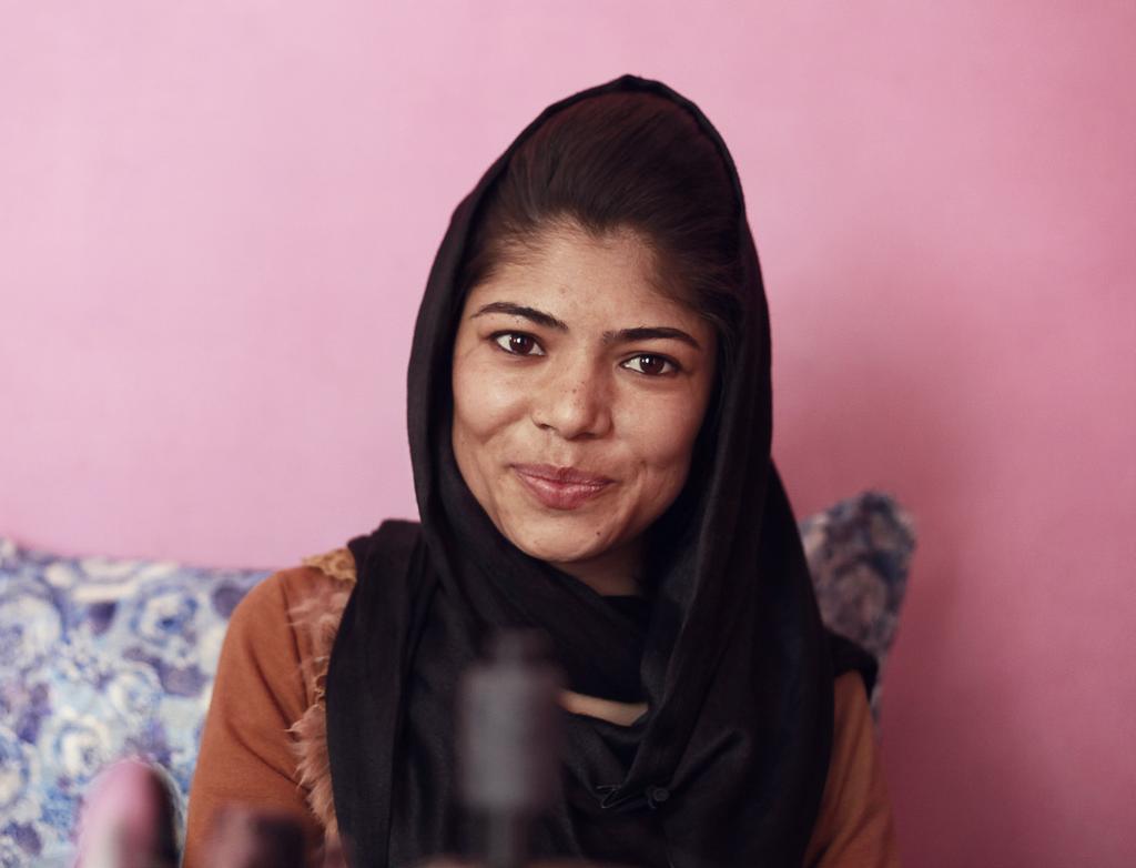 NASIRA FÖRSÖRJER FAMILJEN Foto: Carla da Costa Bengtsson NASIRA HAQJOU är 23 år och bor utanför Mazar-e-Sharif i norra Afghanistan.