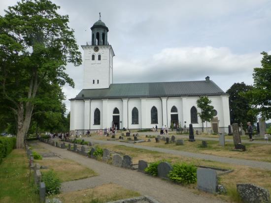 Därefter blir det traditionella danslekar med hjälp av Midsommarkören. Uppvisning av Tassadansarna. I Stenstagården visas bildarkivets jubilemsfotoutställning. Servering.