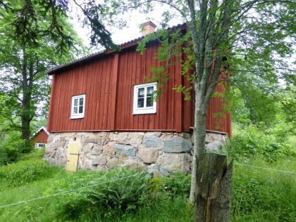 Karin Olsson bakar tunnbröd. Pensionärskören bjuder upp till allsång vid Fågelsången. Bildarkivets jubileumsfotoutställning kan beses i Stenstagården. Servering.
