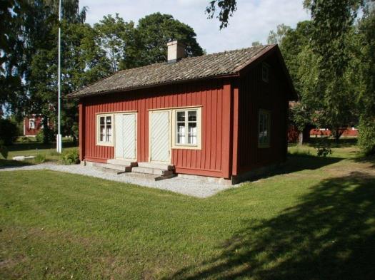 Han formar träföremål endast med yxa och kniv. Söndag 4 augusti klockan 13.30 firas Hembygdsgårdarnas dag på Hembygdsgården Alla husen är öppna, välkomna in.