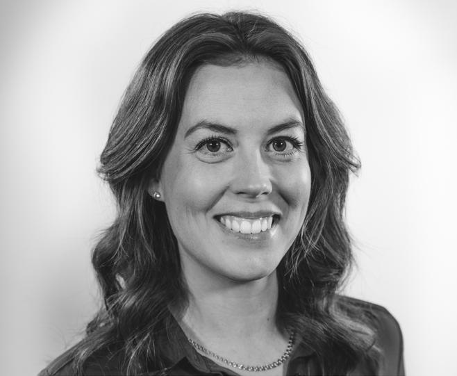 Internationell Civilekonom, Linköpings universitet. Bakgrund: Arbetat som ekonom i 7 år bland annat hos Qliro och Deloitte.