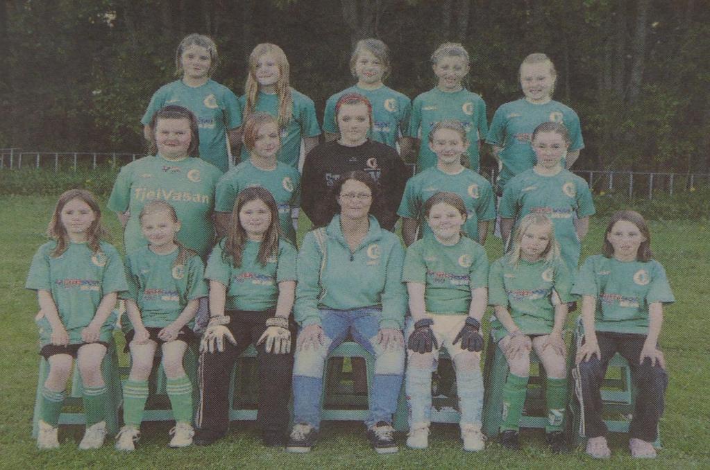 Färnäs SK F 99-01. Bakre raden fr.v. Alva Olsson, Sofie Johansson, Agnes Olsson, Lovisa Gladsö-Svensson, Fanny Lundmark. Mellersta raden fr.v. Josefin Sohl, Malin Lindberg, Linnea Trogen, Josefin Wahlberg, Amanda Jons.