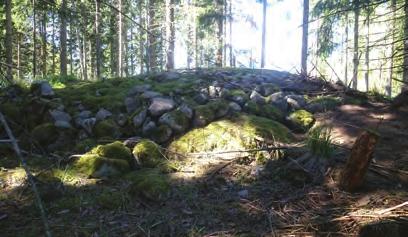 ARKEOLOGISK RAPPORT 2015:26 11 gård som sen genom hemmansklyvning resulterade i de fyra gårdar som låg på rad vid storskiftet år 1804. Riksintresset omfattar endast bytomten.