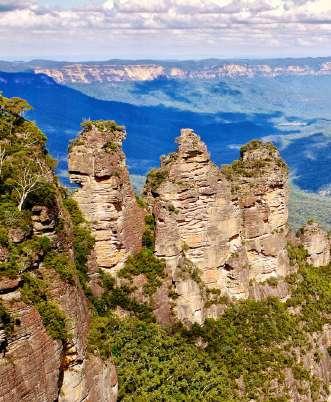 Järnet har angripits av vatten och syre och rostat, vilket är förklaringen till dess röda färg. Vi flyger till Sydney som anses vara Australiens vackraste stad.