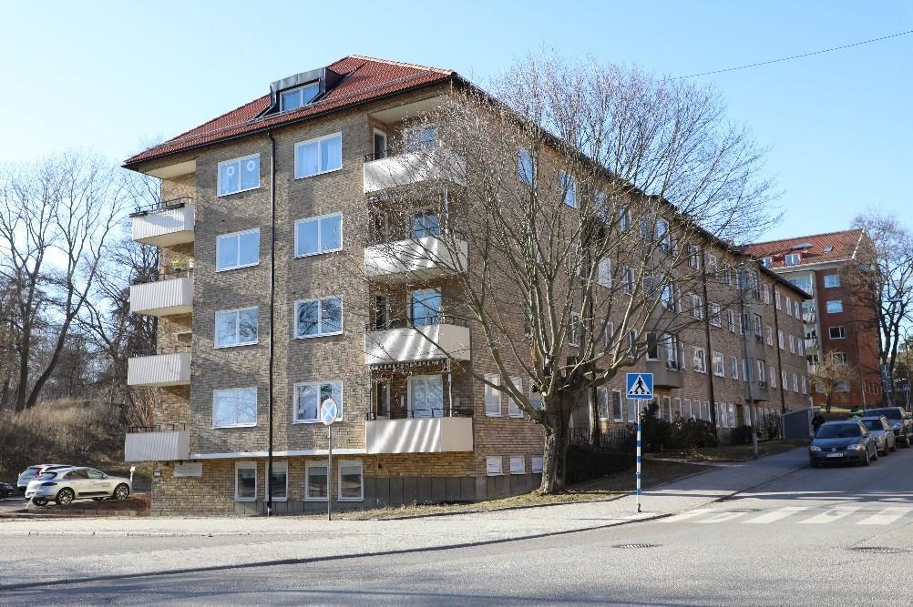Sida 3 (9) Byggnaden har idag 33 hyreslägenheter samt drygt 400 kvm kontorsyta i bottenvåningarna. Befintlig byggnad inom Genua 1 sett från sydost. Sandhamnsgatan syns till höger i bild.