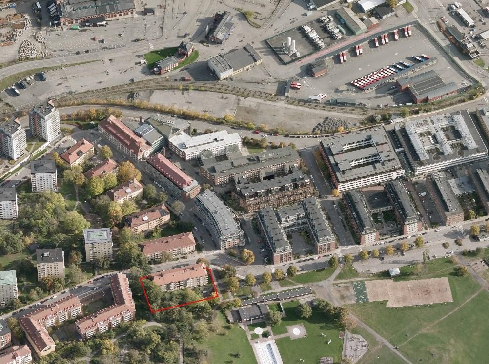 Sida 5 (9) Flygbilder som visar Genua 1 och dess omgivning sett från söder respektive väster. Planområdet markeras med röd linje.
