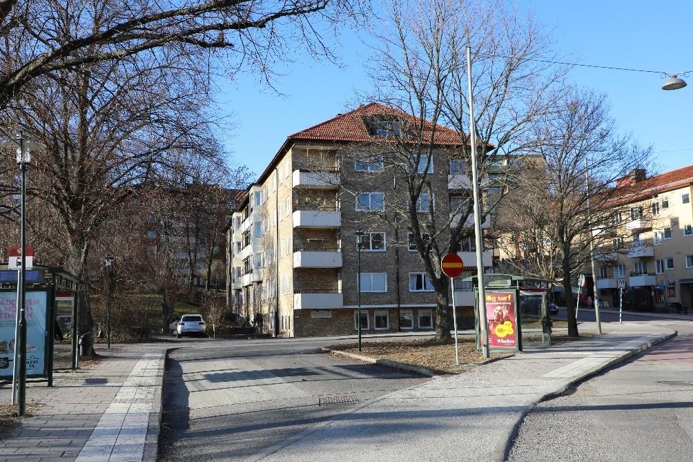 Sida 7 (9) Bild från söder. I förgrunden syns busshållplatsen Östhammarsgatan med Genua 1 bakom. Lokalen i källarplan är ett av de aktuella lägena för publika ändamål.